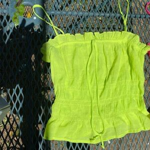 Super cute neon green top 💚!
